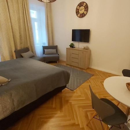 Angelika Apartments Виена Стая снимка